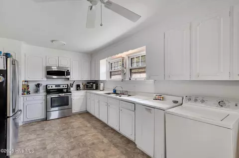 601 Mary Ann Dr, Hampstead, NC 28443
