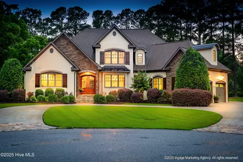 2900 Groveland Dr, Greenville, NC 27858
