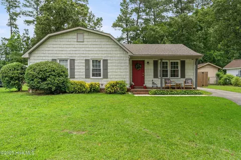 225 Candlewood Dr, Wilmington, NC 28411
