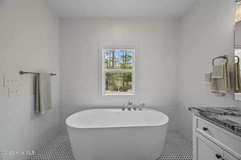 Bath - 1009 Michael Dr, New Bern, NC 28560 photo 3 of 4