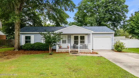 2402 S Lakeview Dr, Newport, NC 28570