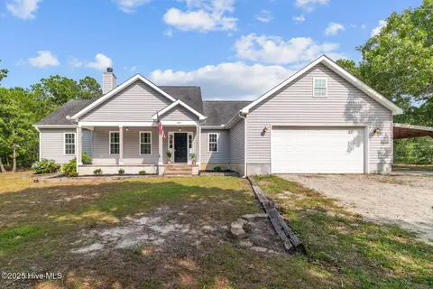 205 River Oaks Dr, Stella, NC 28582
