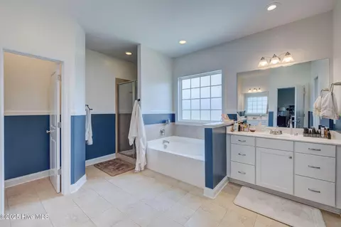 Bath - 110 E Conolly Ct, Hampstead, NC 28443 photo 3 of 5