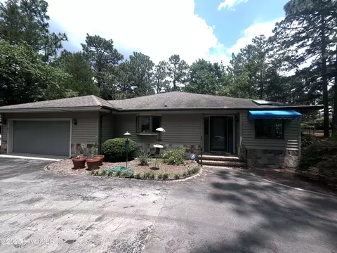 105 Longleaf Rd, Southern Pines, NC 28387