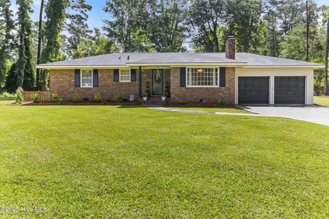 84 White Pine Rd, Lake Waccamaw, NC 28450