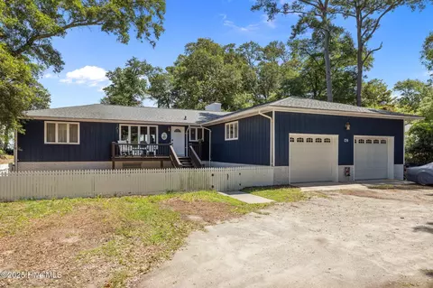 124 Oakleaf Dr, Pine Knoll Shores, NC 28512
