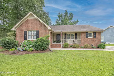 566 Chaucer Dr, Winterville, NC 28590