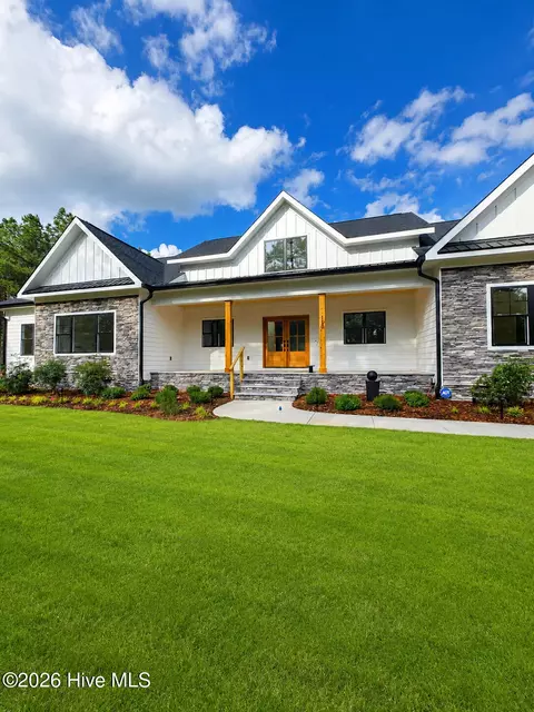 110 Lighterknot Ln, West End, NC 27376
