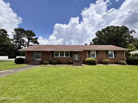 506 Underwood St, Clinton, NC 28328