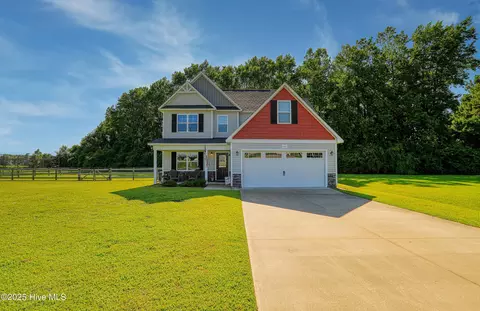 121 Woodwater Dr, Richlands, NC 28574
