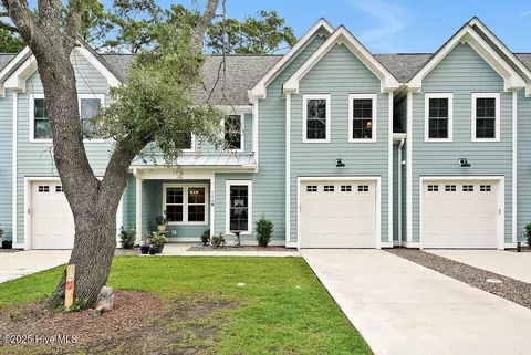 114 W 14th St #B, Southport, NC 28461