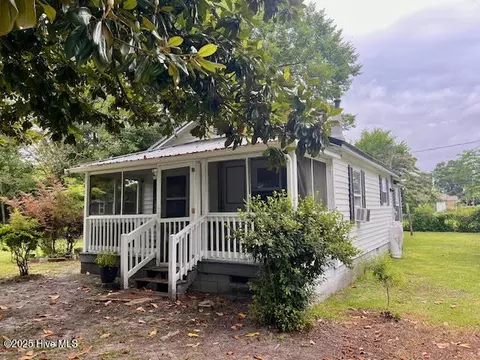 302 W James St, La Grange, NC 28551