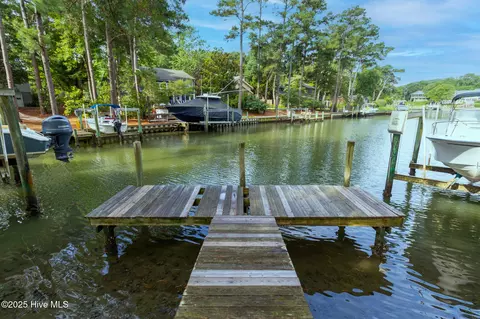 117 White Ash Dr, Pine Knoll Shores, NC 28512