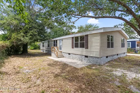 1070 Pinecrest Rd, Southport, NC 28461