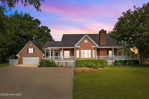 2001 Summerfield Dr, Tarboro, NC 27886