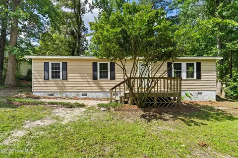 666 Bay Harbor Dr, Hampstead, NC 28443