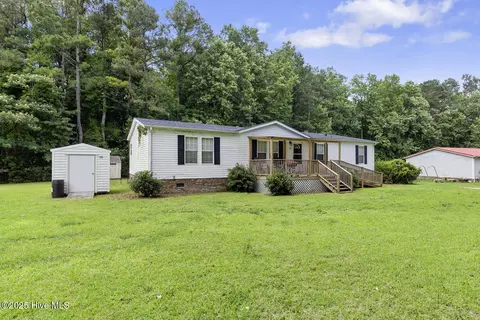122 Indian Cave Dr, Richlands, NC 28574