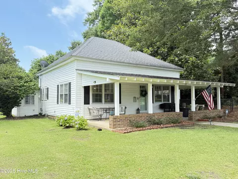 122 E Station St, Mount Olive, NC 28365