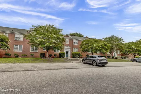 2940 Oleander Dr #F5, Wilmington, NC 28403