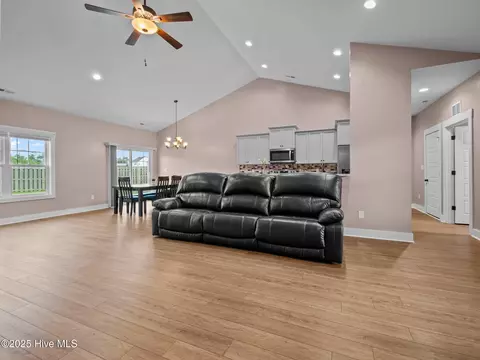 Living - 500 Perth Ct, Hubert, NC 28539 photo 3 of 4