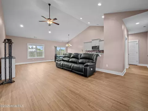 Living - 500 Perth Ct, Hubert, NC 28539 photo 2 of 4