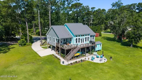 305 Rennys Creek Dr, New Bern, NC 28560