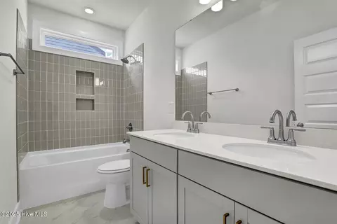 Bath - 174 Planters Walk, Hampstead, NC 28443 photo 3 of 4