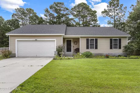 106 Camellia Creek Dr, Richlands, NC 28574