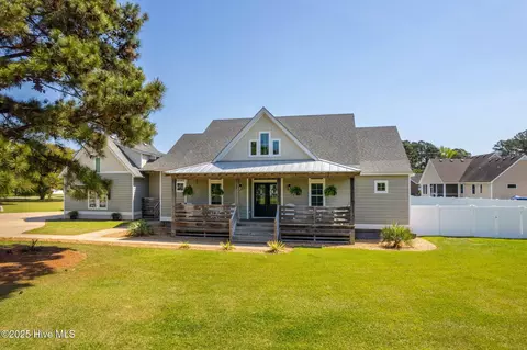 102 Somerset Ct, Point Harbor, NC 27964