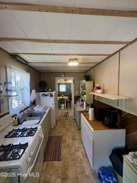 Kitchen - 919 Seashore Dr, Atlantic, NC 28511 photo 2 of 4