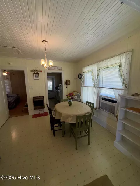 Dining - 919 Seashore Dr, Atlantic, NC 28511 photo 2 of 3