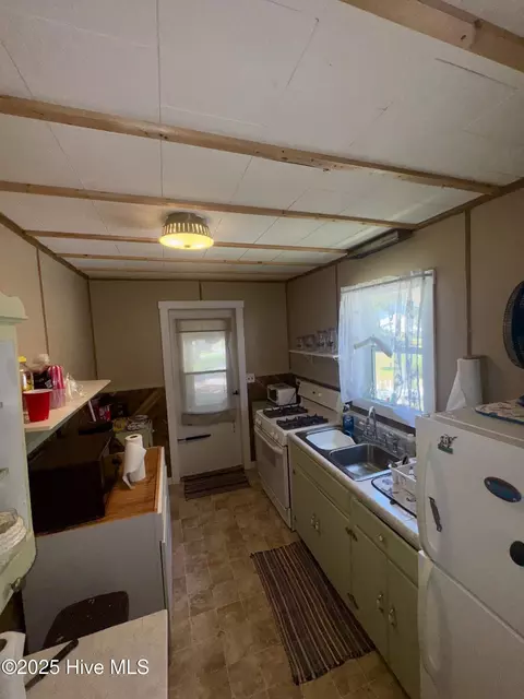 Kitchen - 919 Seashore Dr, Atlantic, NC 28511 photo 1 of 4