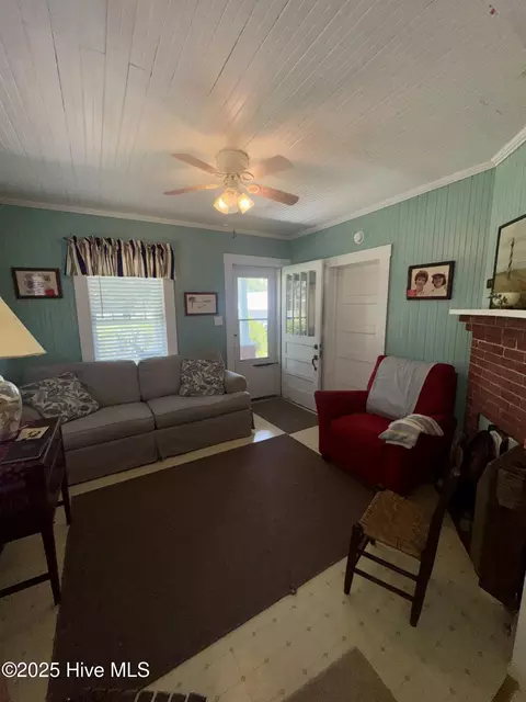 Living - 919 Seashore Dr, Atlantic, NC 28511 photo 2 of 2