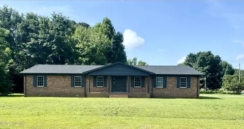 200 Colonial Ave, Clinton, NC 28328