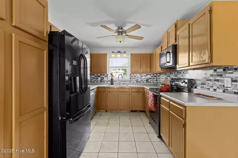 Kitchen - 324 Foxridge Ln, Hubert, NC 28539 photo 2 of 5