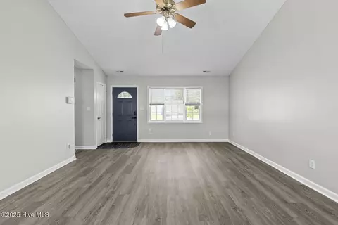 Living - 324 Foxridge Ln, Hubert, NC 28539 photo 3 of 3