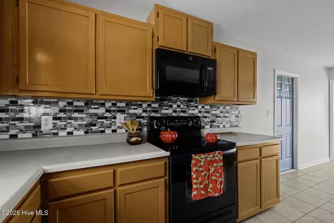 Kitchen - 324 Foxridge Ln, Hubert, NC 28539 photo 4 of 5