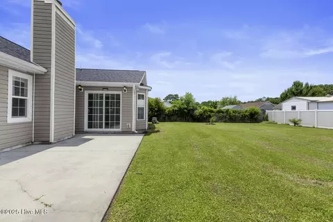 Exterior - 324 Foxridge Ln, Hubert, NC 28539 photo 5 of 8