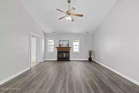 Living - 324 Foxridge Ln, Hubert, NC 28539 photo 2 of 3