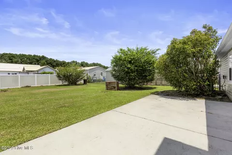 Exterior - 324 Foxridge Ln, Hubert, NC 28539 photo 4 of 8