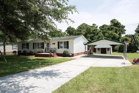 305 Moores Landing Rd, Hampstead, NC 28443