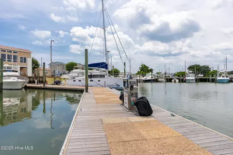 208 Arendell St #B18, Morehead City, NC 28557