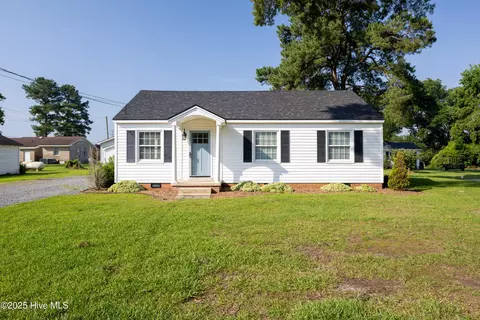 105 Davis St, Clinton, NC 28328