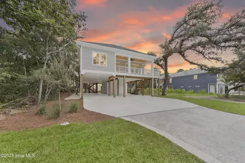 232 NE 38th St, Oak Island, NC 28465