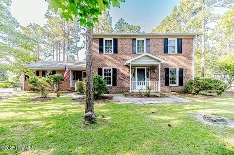 100 E Hedgelawn Way, Southern Pines, NC 28387