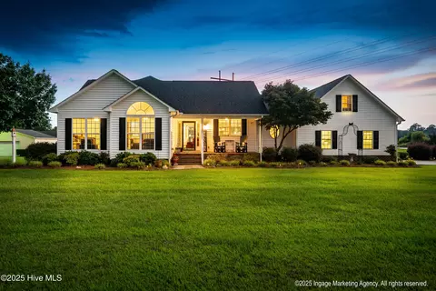 2752 Beddard Rd, Grimesland, NC 27837