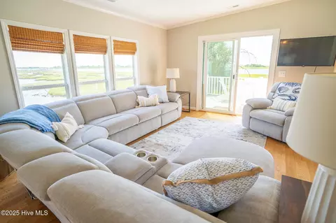 Living - 101 Hamilton Ln, Hubert, NC 28539 photo 2 of 5