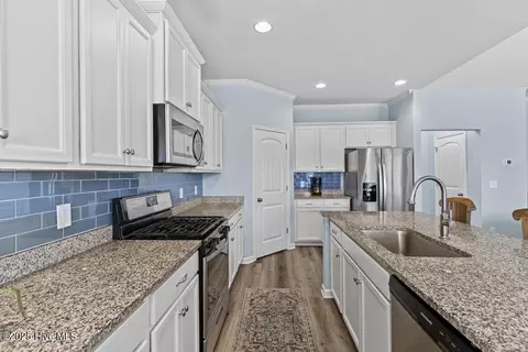 Kitchen - 78 Violetear Rdg, Hampstead, NC 28443 photo 5 of 6