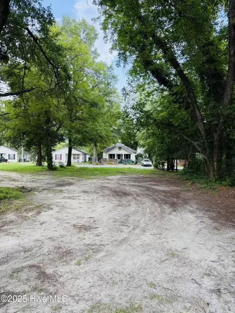 1013 Ward St, Greenville, NC 27834