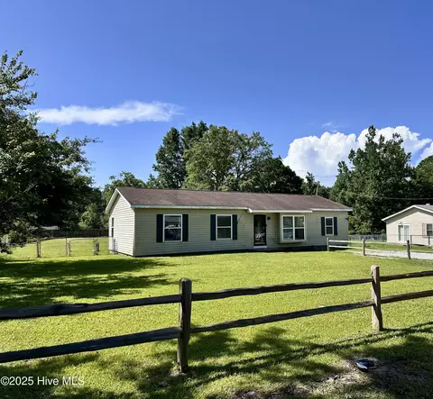653 Queens Creek Rd, Hubert, NC 28539
